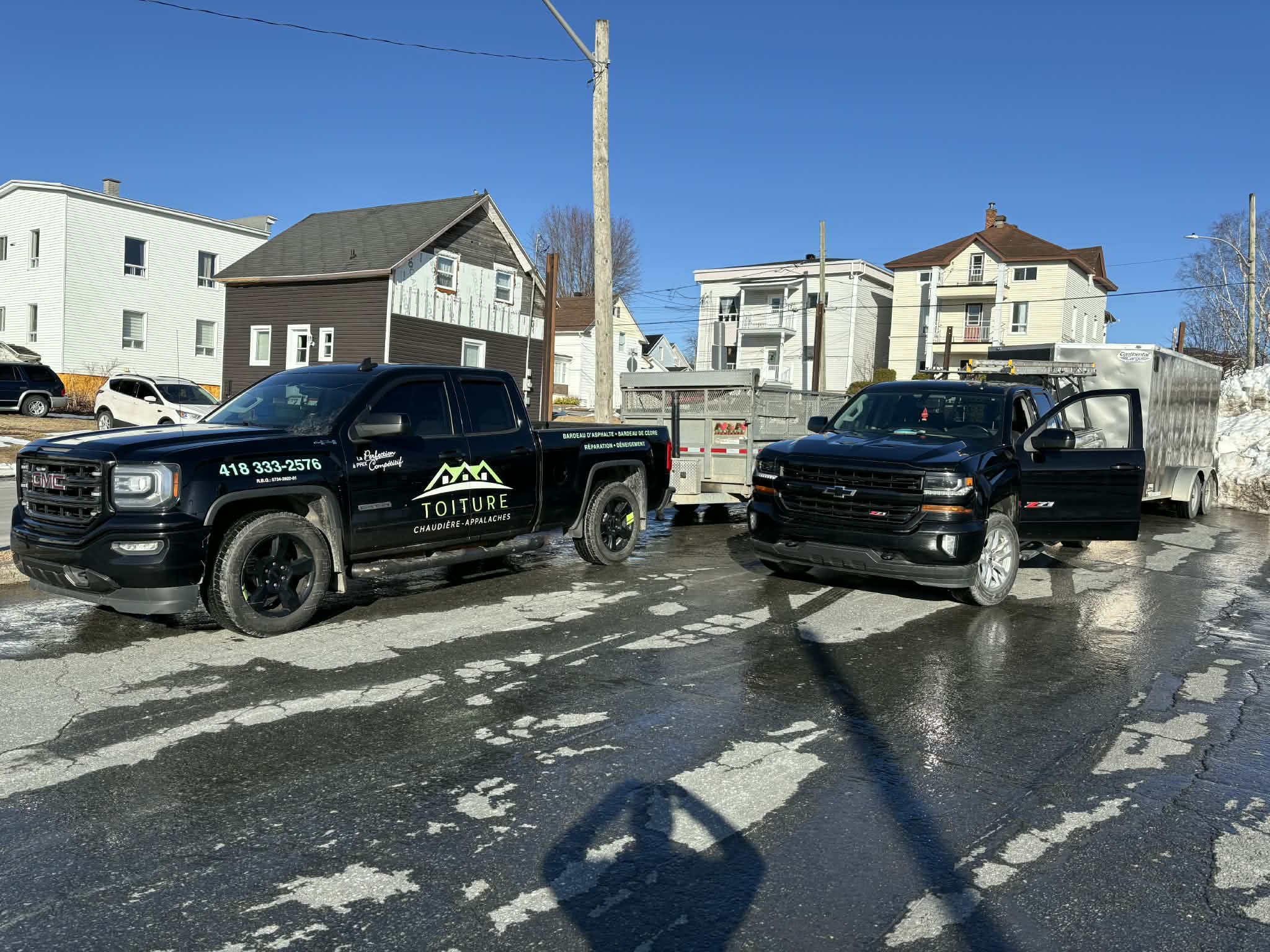 Équipe de couvreurs et camions